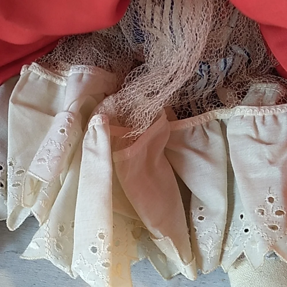Vintage handmade dirty pig in ruffled dress - Picture 4 of 5